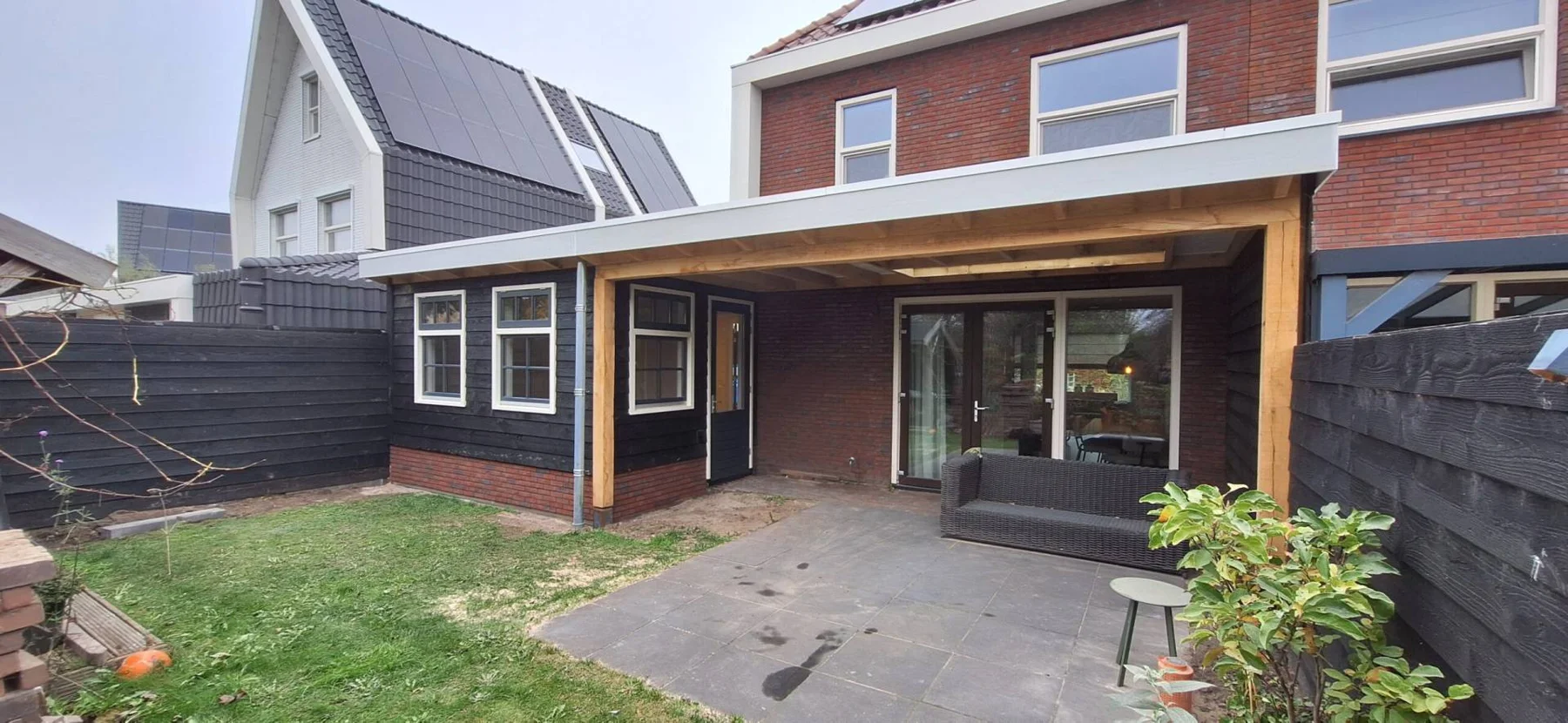 Woning met een door JRS gerealiseerde uitbreiding en houten gevelbekleding