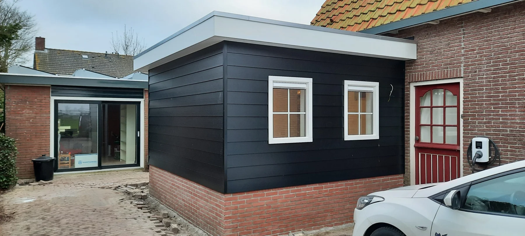 Aanbouw met donkere gevelbekleding