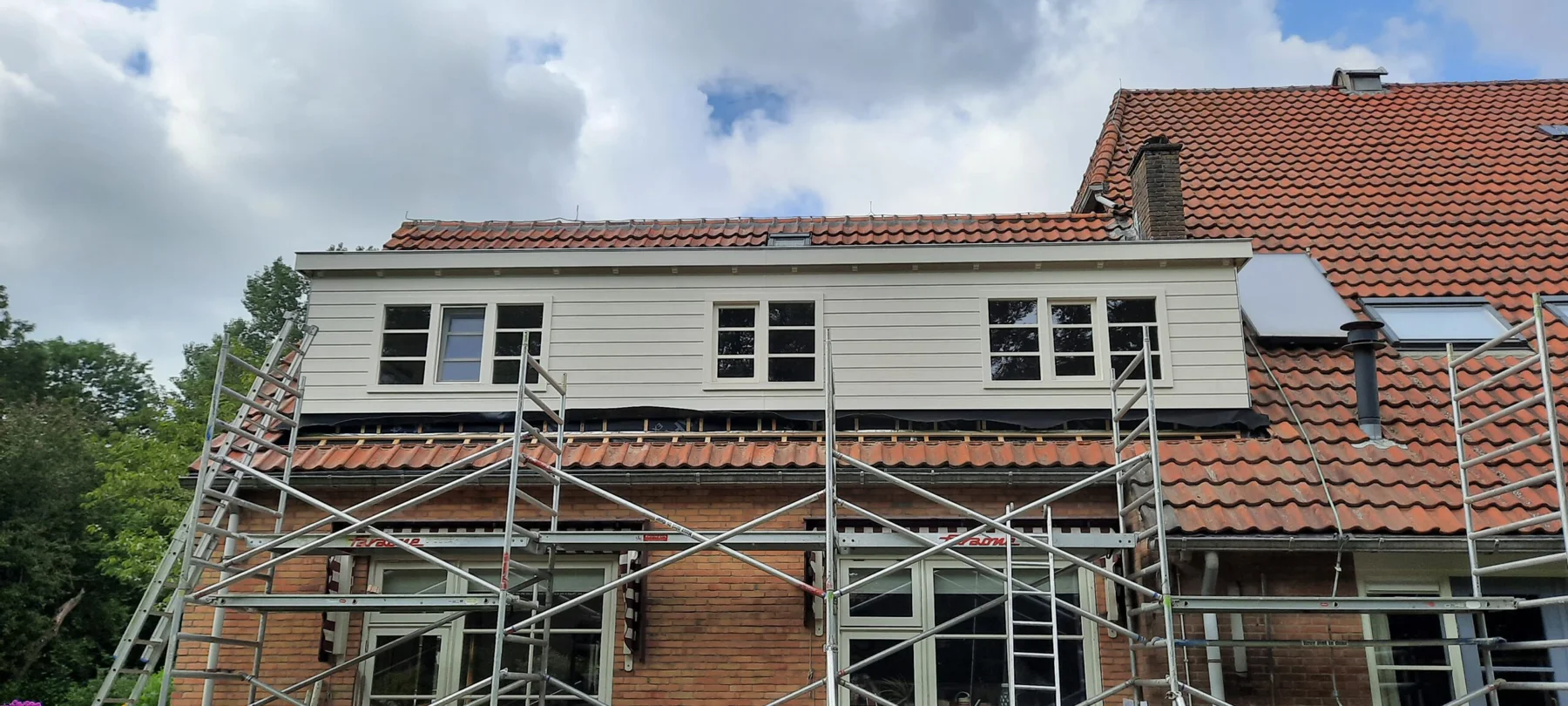 Dakkapel en dakwerk in uitvoering